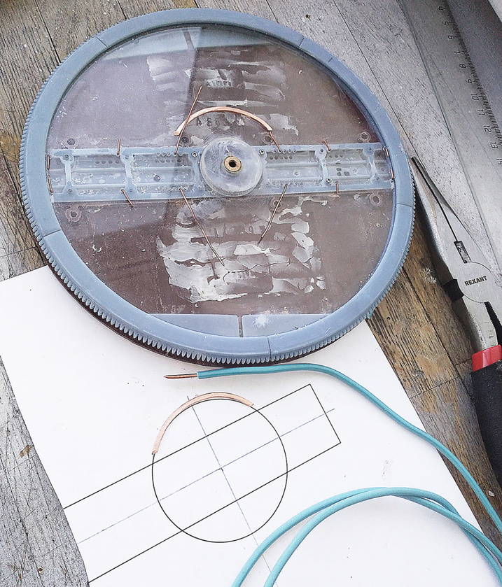 Shared post Conductive strips for turntable rails